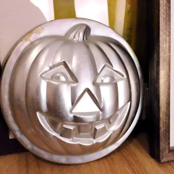 VINTAGE WILTON Pie Pan 10" Halloween Jack O Lantern Pumpkin Baking Tin 1975 - Picture 1 of 6